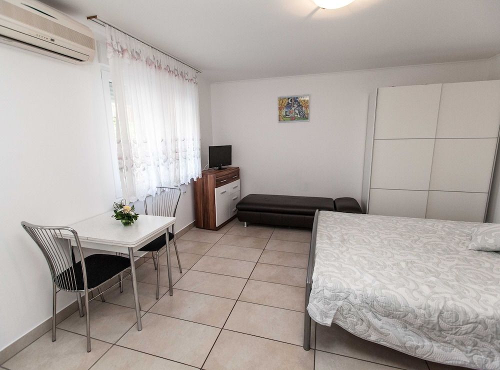 Studio (Studio Apartment)