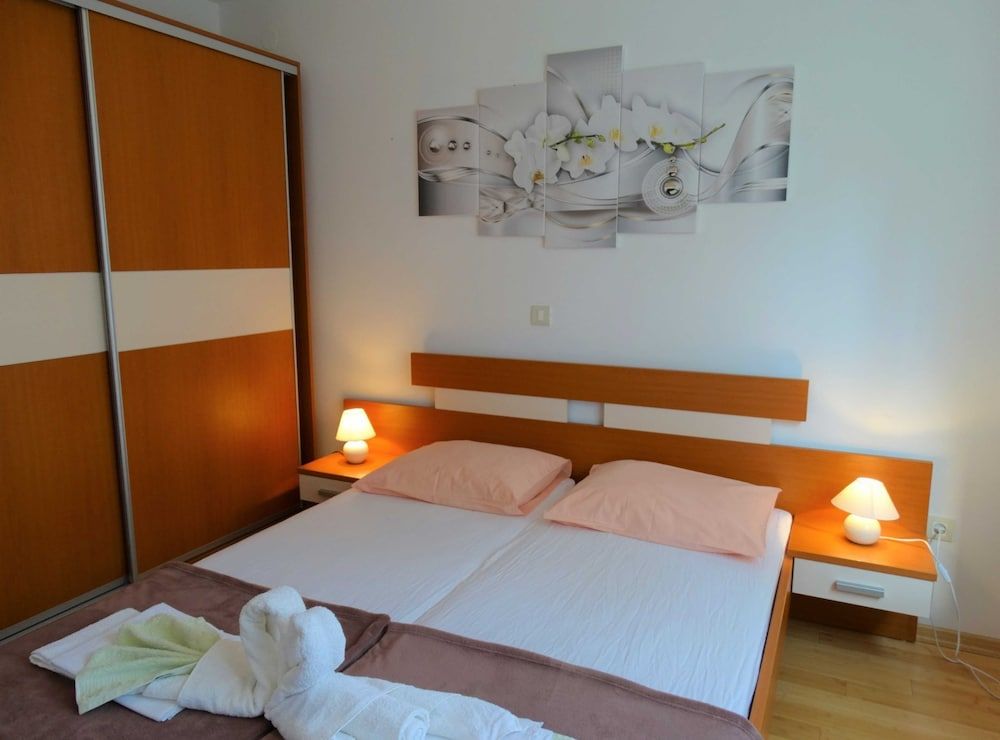 Apartment (Classic Two Bedroom Apartment with Se)