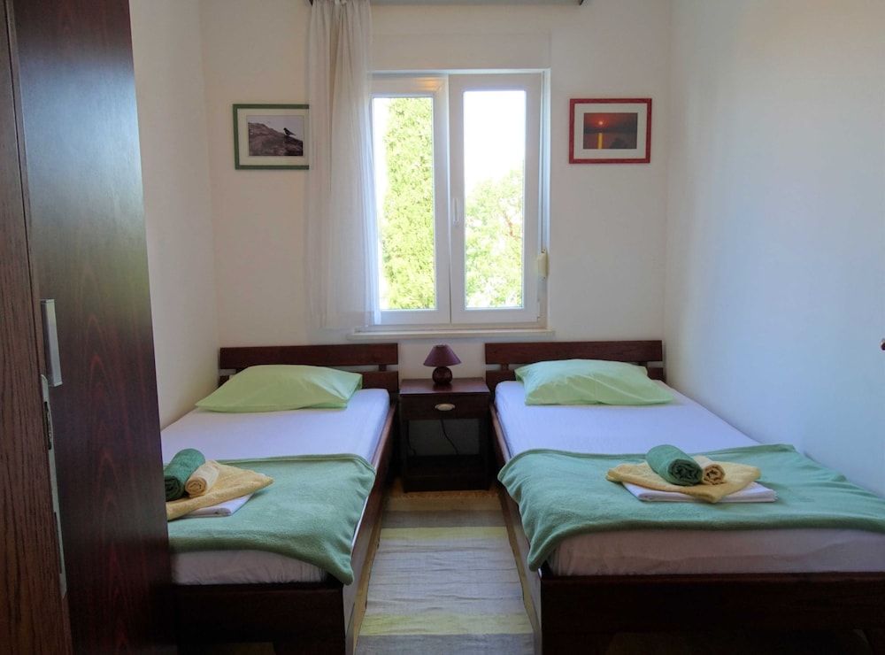 Apartment (Classic Two Bedroom Apartment with Se)