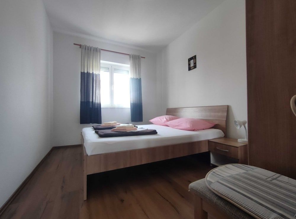 Apartment (Classic Two Bedroom Apartment with Se)