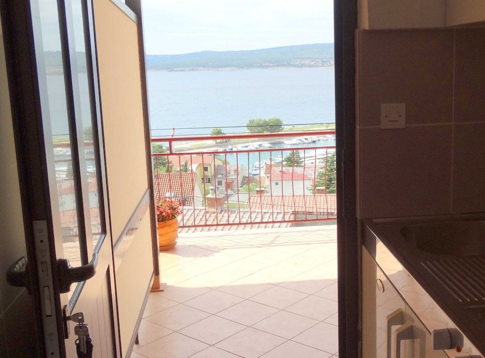 Studio (Classic Studio Apartment with Balcony)