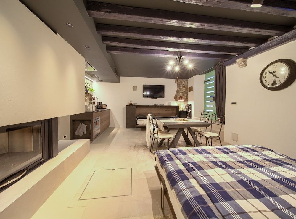 Studio (Studio Apartment)