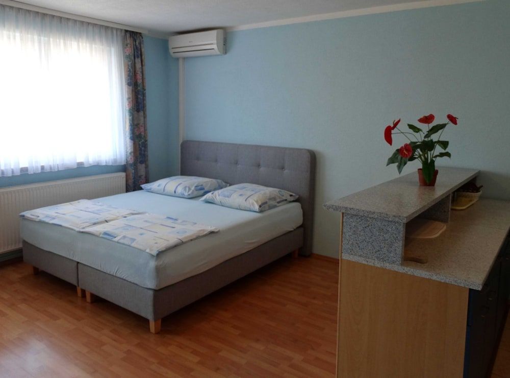 Apartment (One Bedroom Apartment with Sea View a)