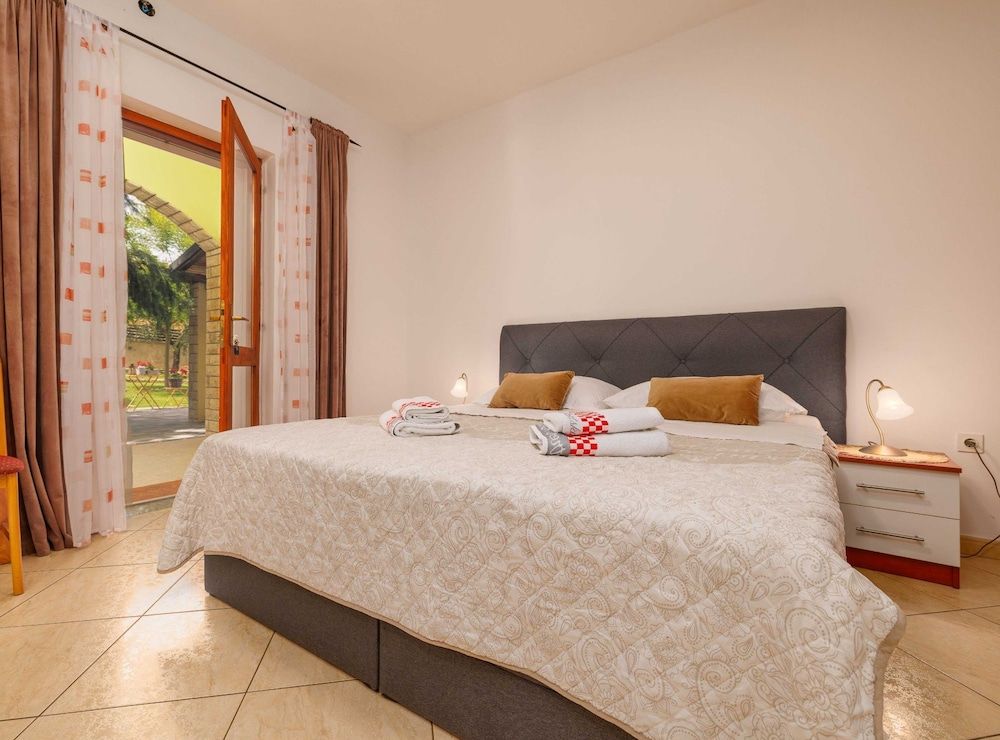 Studio (Studio Apartment)