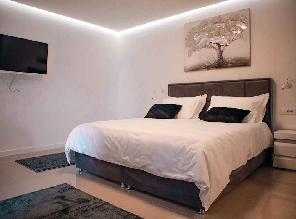 Villa (Six Bedroom Villa with Pool)