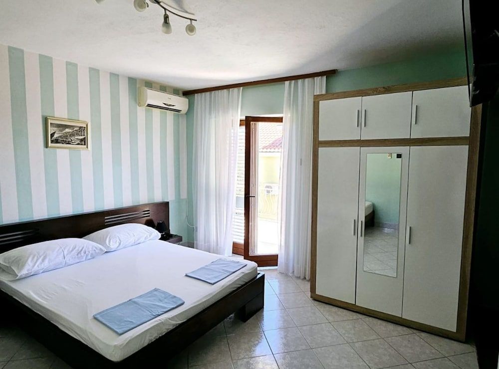 Apartment (Studio Apartment with Terrace (3))