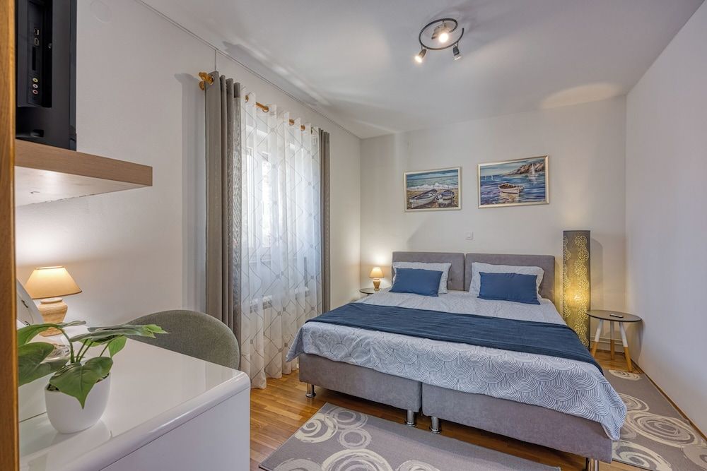 Family House, Multiple Bedrooms (Small Holiday Home Jakara 5)