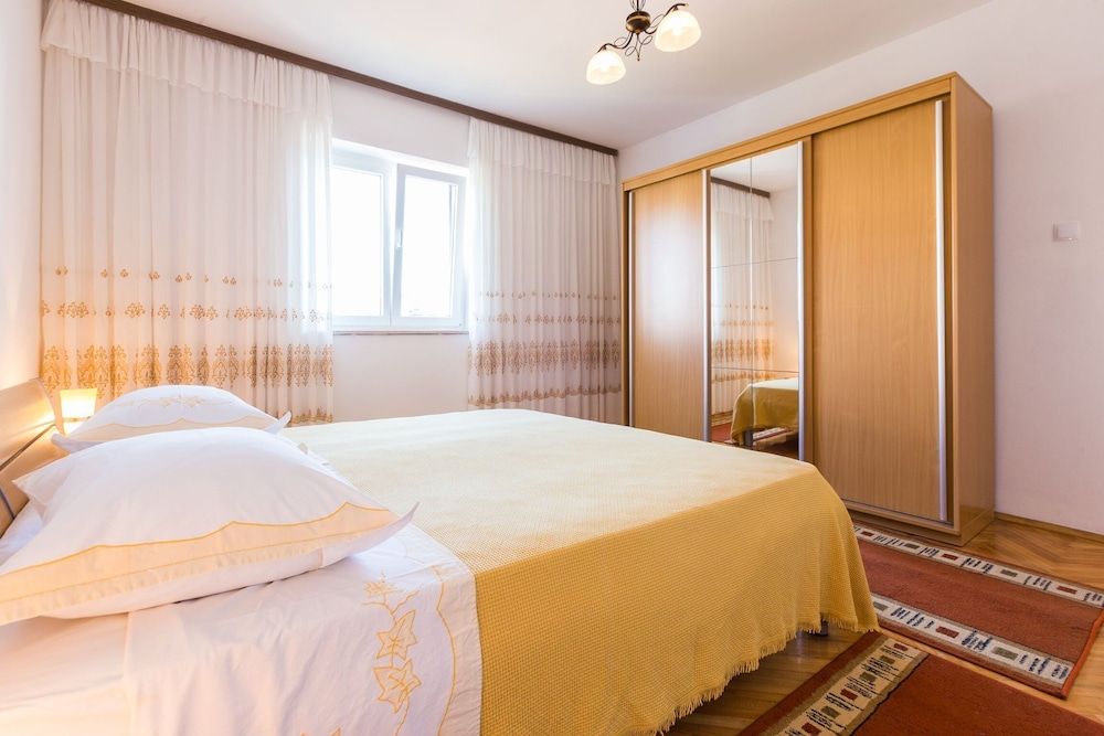 Apartment (Two Bedroom Apartment with Balcony (o)