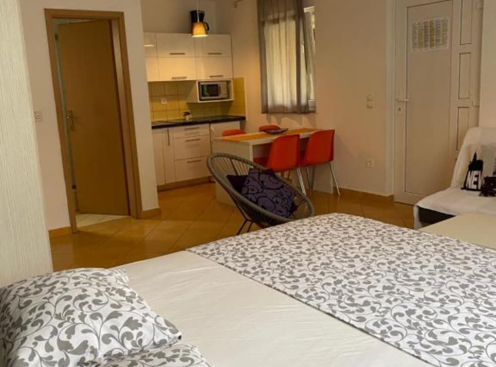 Studio (Studio Apartment with Balcony)