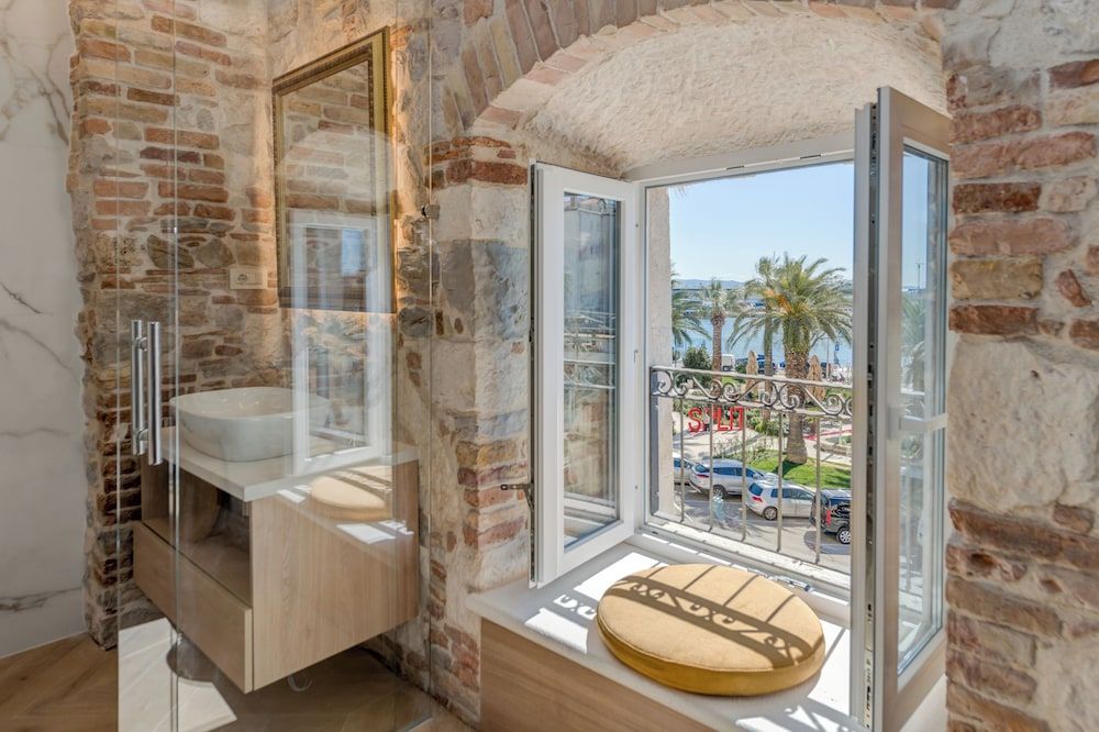 Grand Palace Luxury Retreat - Tale Of The Sea Deluxe Double Room, Sea View 6