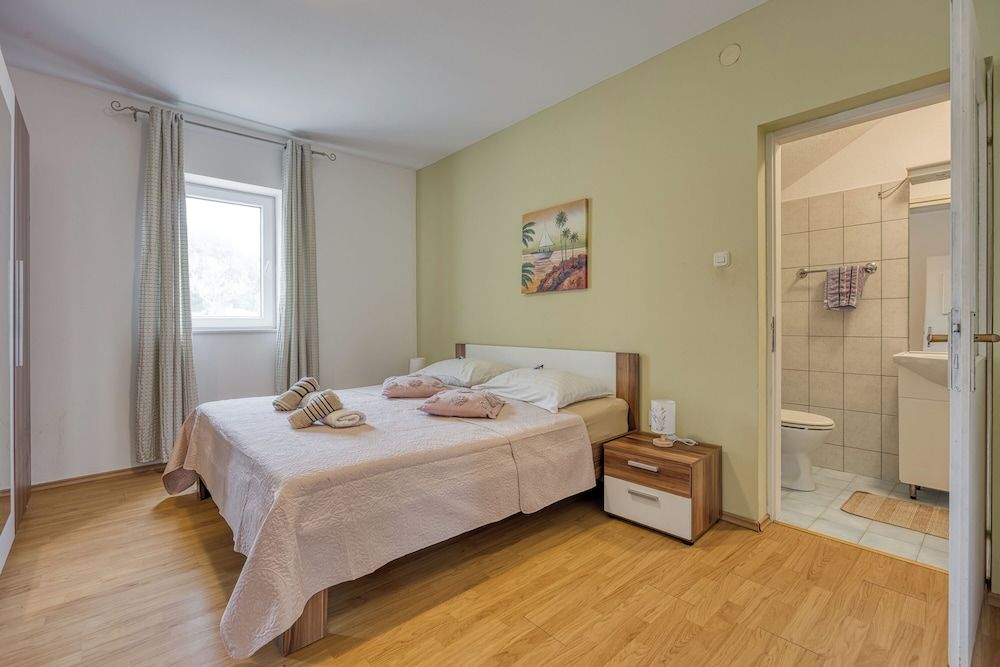 Family Apartment, Multiple Bedrooms, 2 Bathrooms, Mountainside (Island Top Sea View Estate 2)