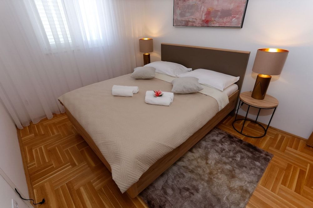 Apartment (Two bedroom Apartment with Balcony an)