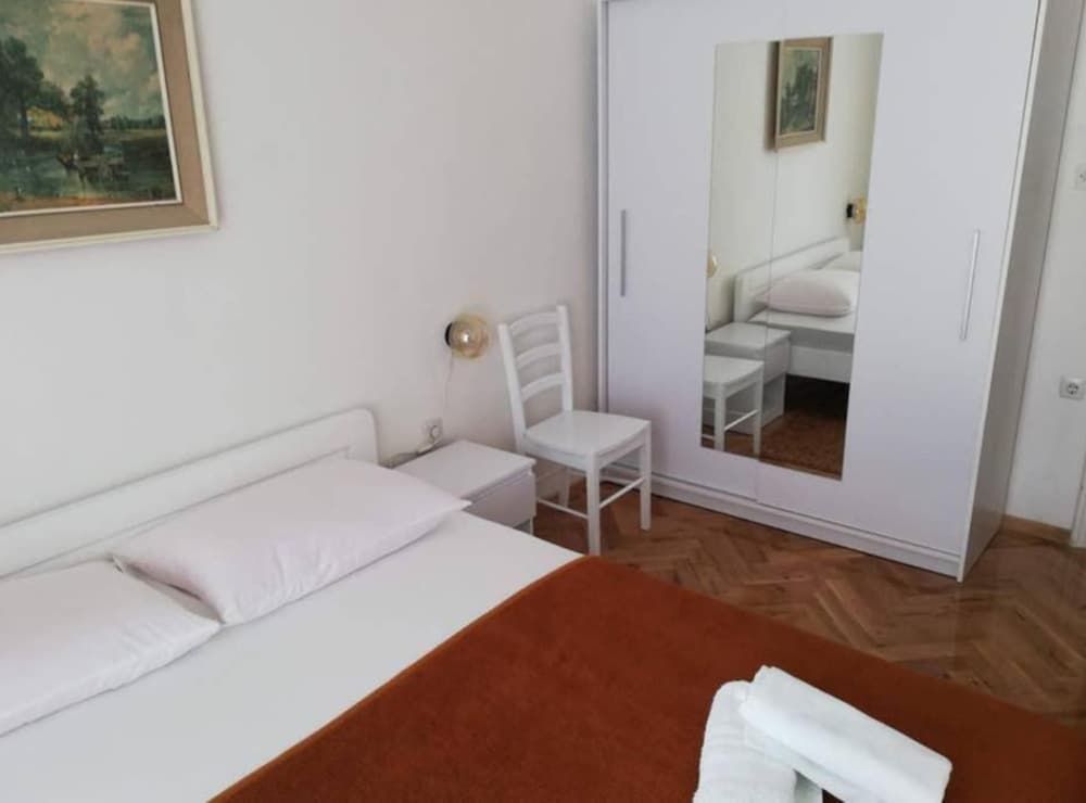 House (Four Bedroom Holiday Home with Terrac)