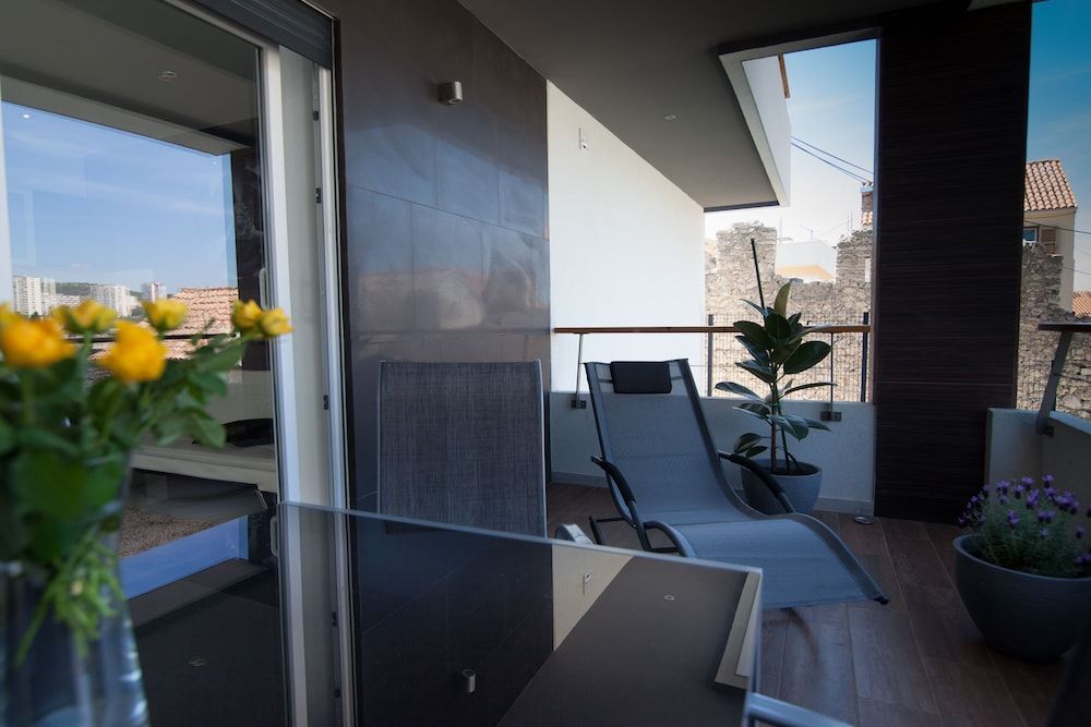 Basic Mansion Two-Bedroom Apartment with Sea View and Balcony 2