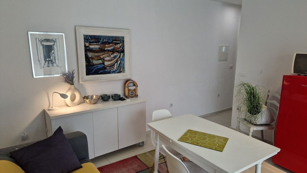 Basic Mansion One-Bedroom Apartment with Pool View 9