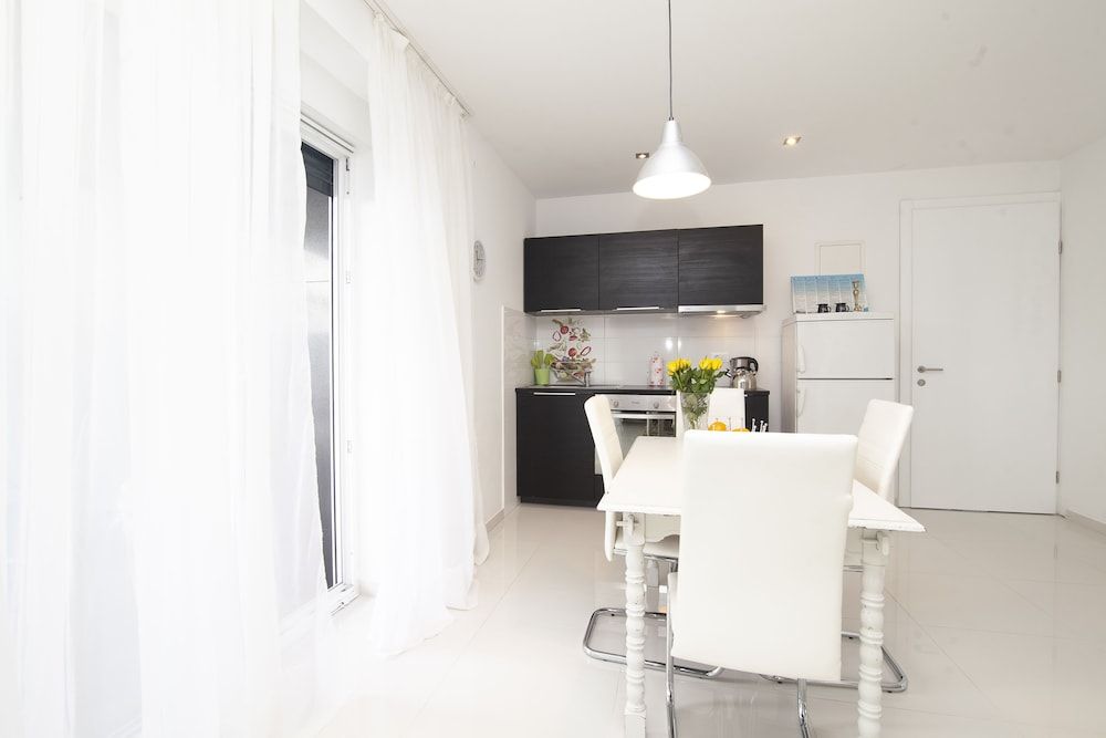 Basic Mansion Two-Bedroom Apartment with Sea View and Balcony 6