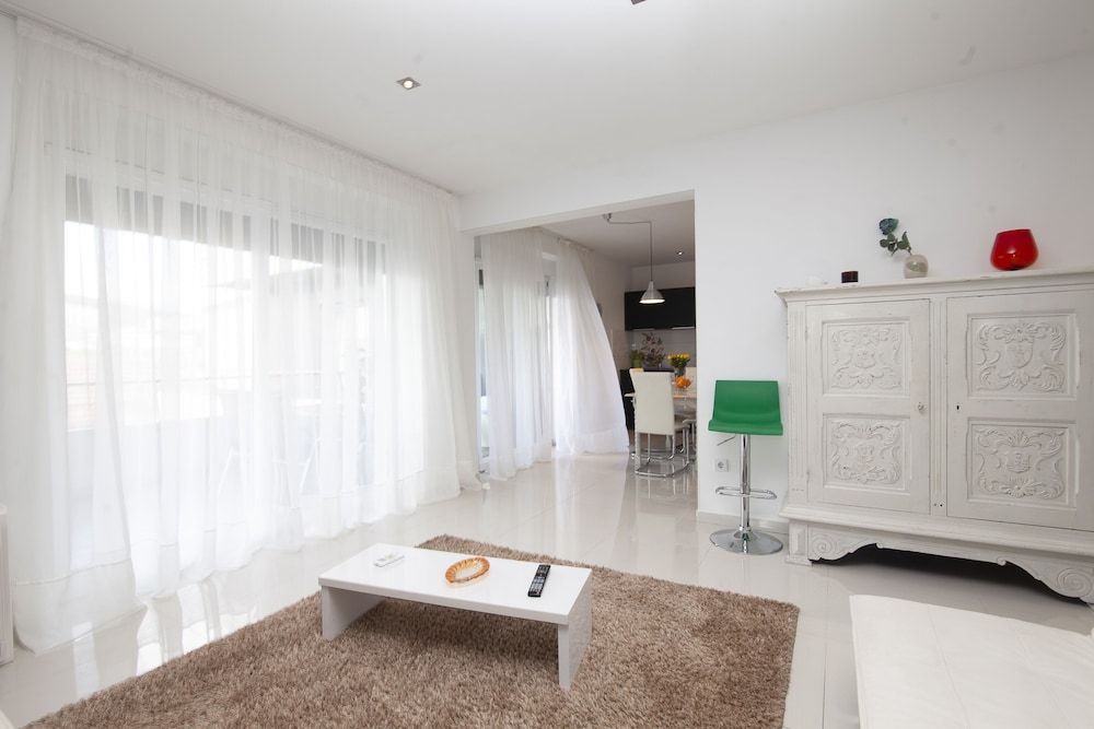 Basic Mansion Two-Bedroom Apartment with Sea View and Balcony 8