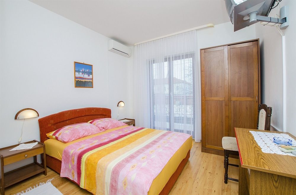Room (S6)