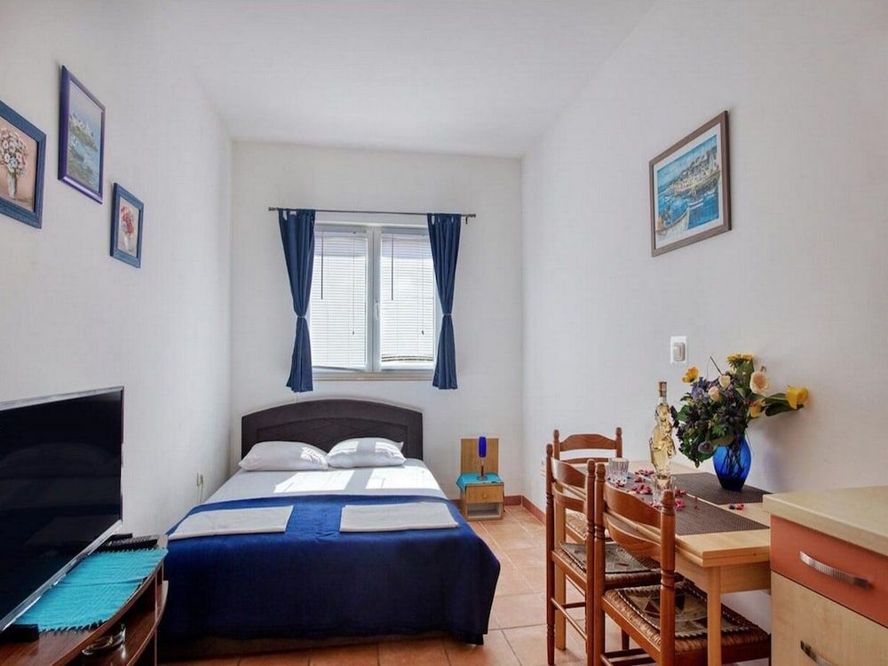 Studio (Studio Apartment with Terrace)