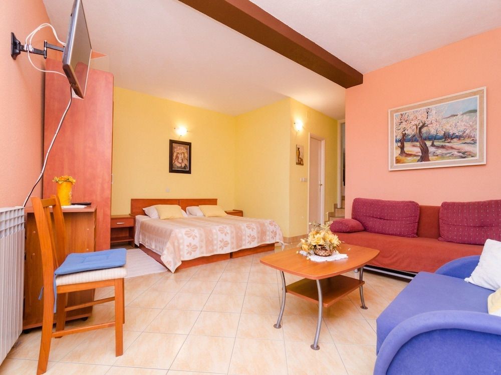 Studio (Studio Apartment with Terrace)