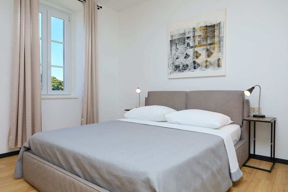 Comfort Room, 1 Queen Bed, Sea View (0 Bedroom)