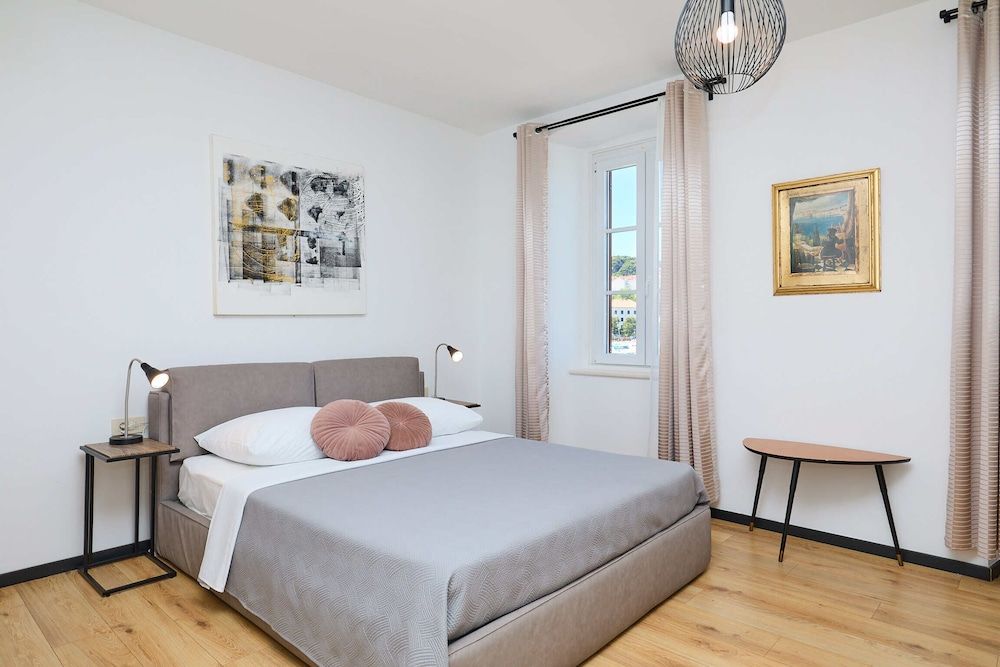 Comfort Room (0 Bedroom)