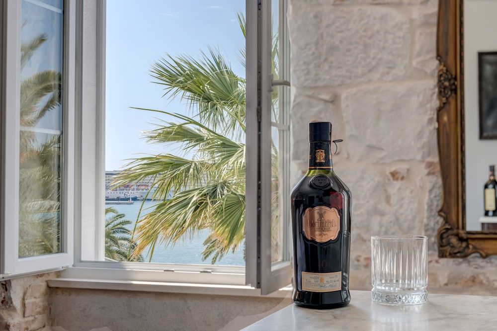 Grand Promenade Suite - Tale Of The Sea Grand Apartment with Sea View and Balcony 7