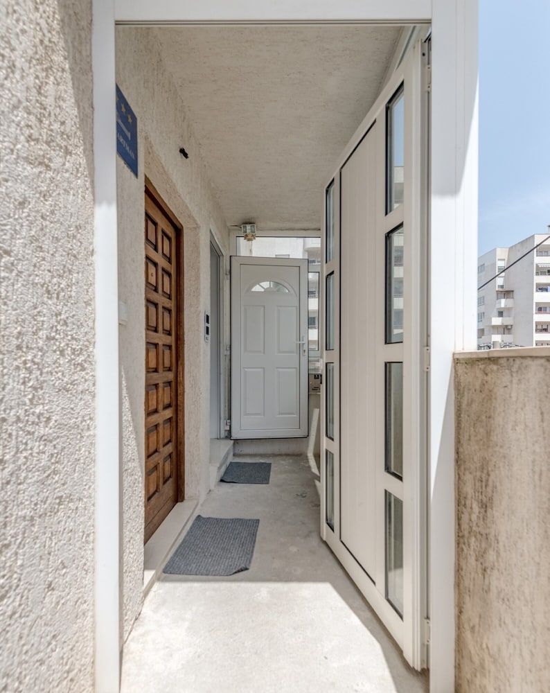 Spacious Apartment w Three Balconies and Parking