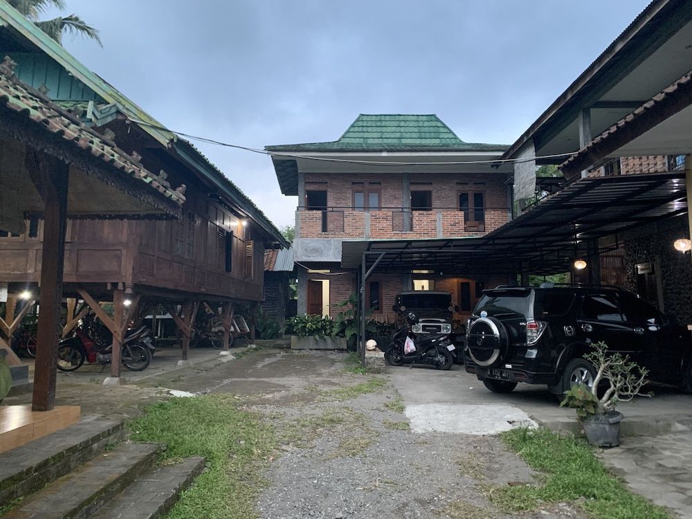 JOGLO GREEN HOUSE