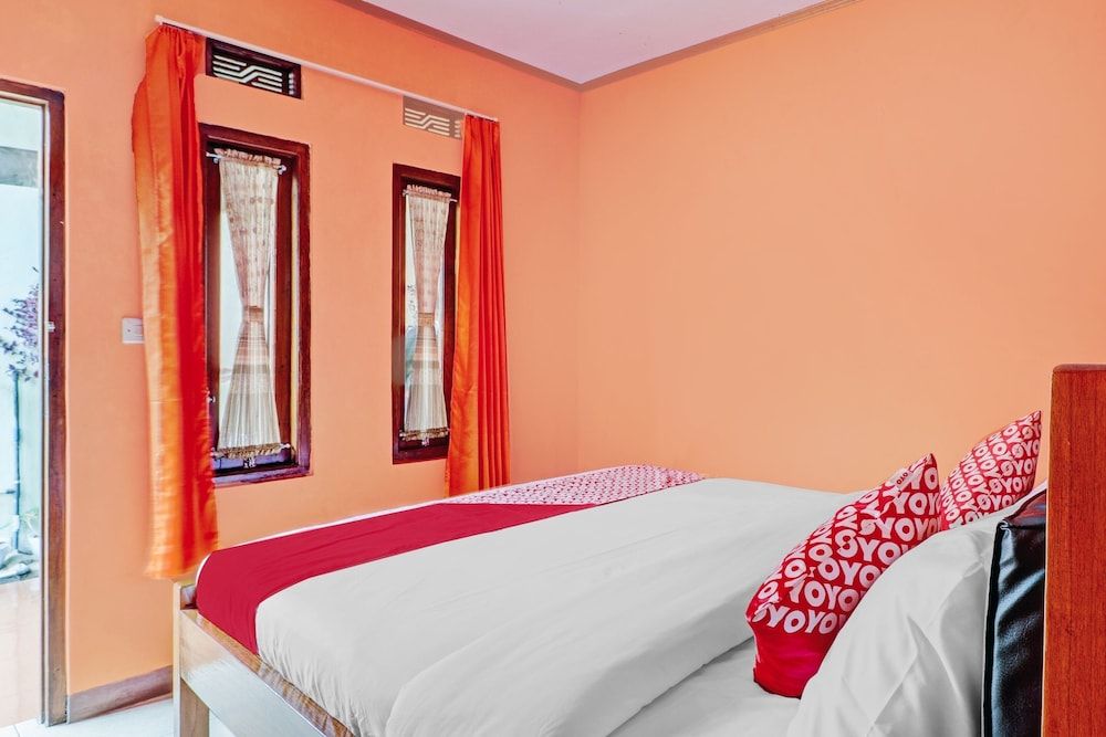 OYO 90454 Adinda Homestay Cibodas Lembang Deluxe Double Room