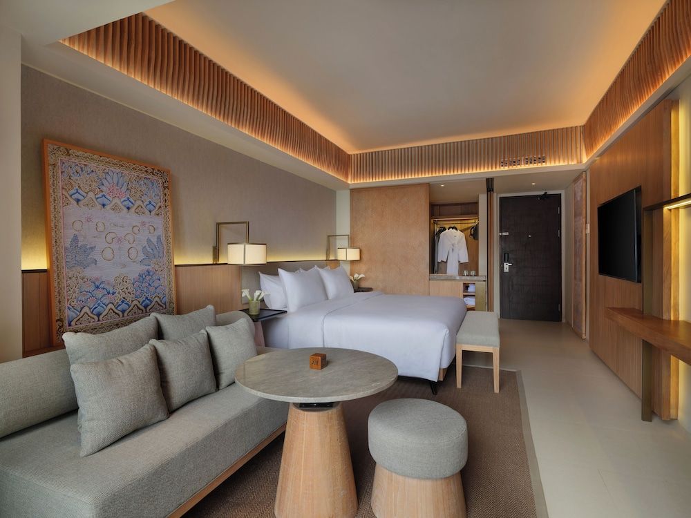 Superior room, balcony and pool view - 1 king bed