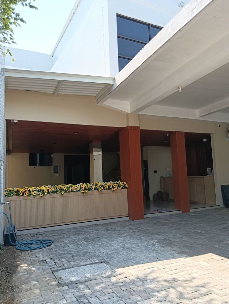 Sunflower Hotel Syariah Near Juanda