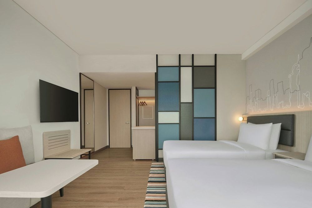 Loft, 2 Twin Beds, City View (Sky)