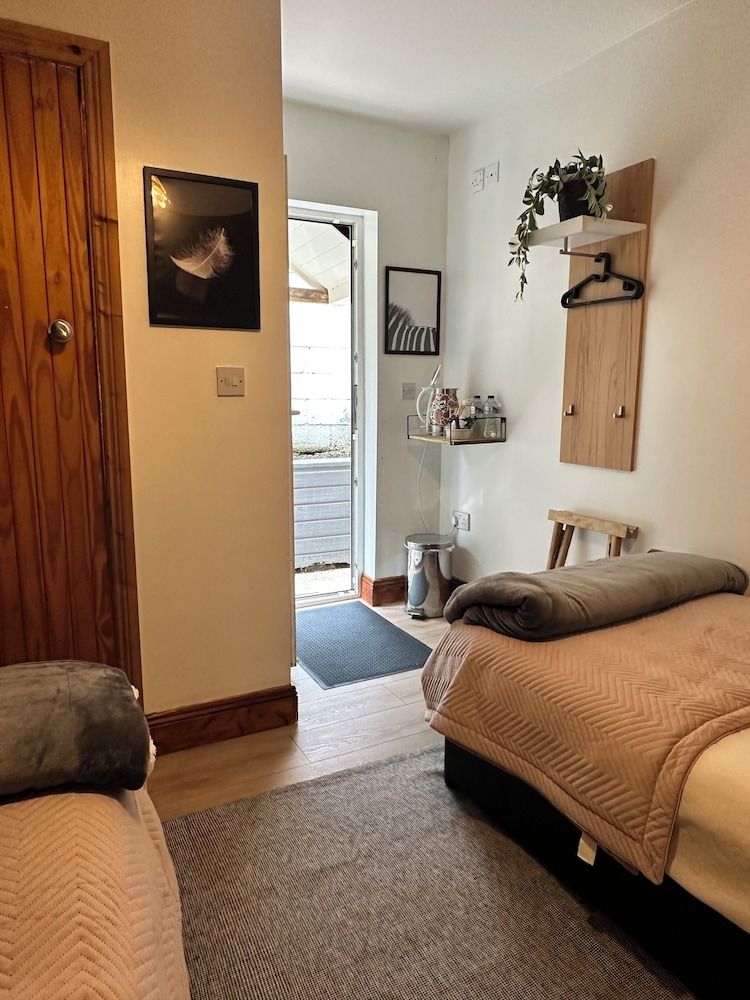 Basic Twin Room, Shared Bathroom