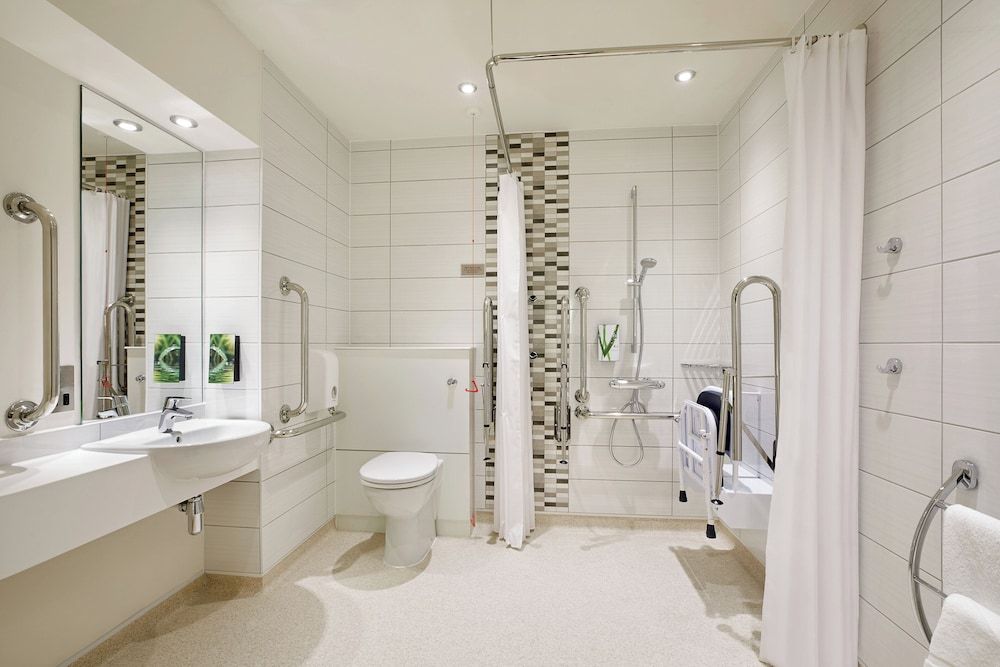Standard Twin Room, Roll-in Shower