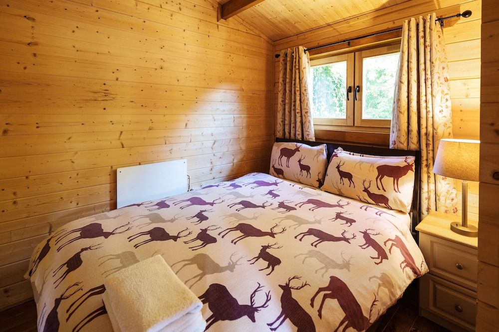 Chalet, 2 Bedrooms, River View, Garden Area