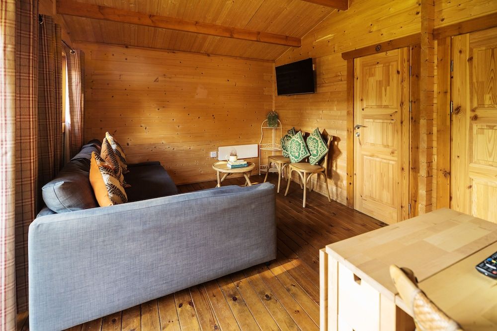 Chalet, 2 Bedrooms, River View, Garden Area