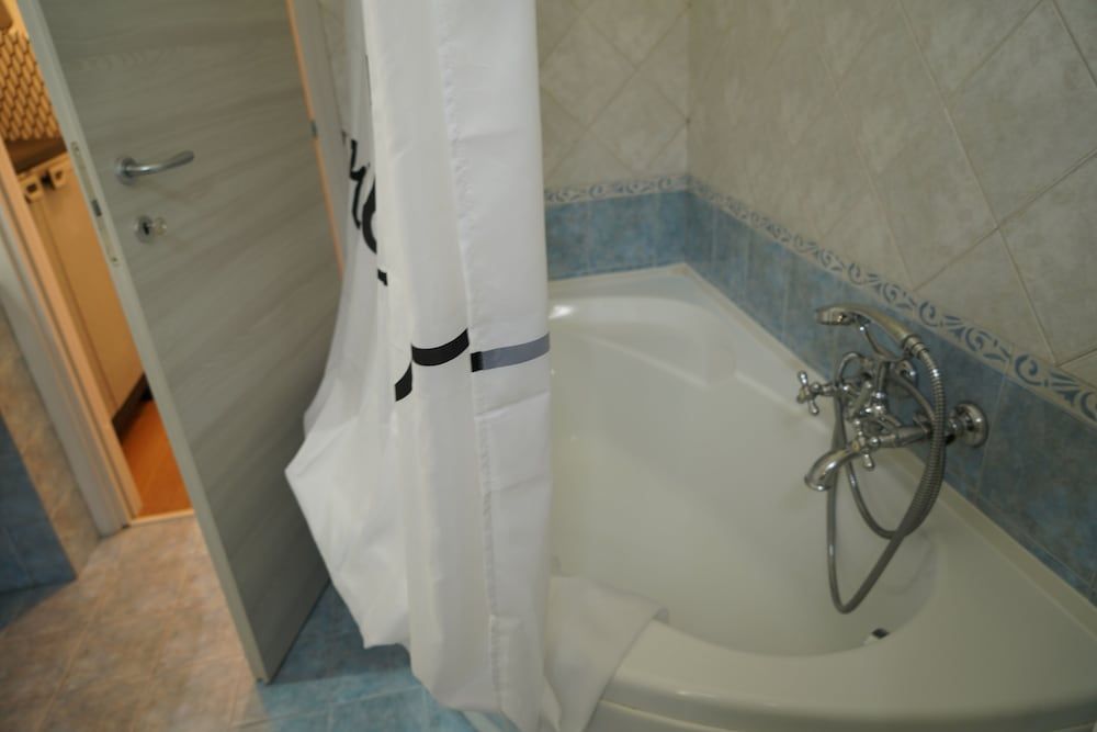 Cleo Viola Apartment 6