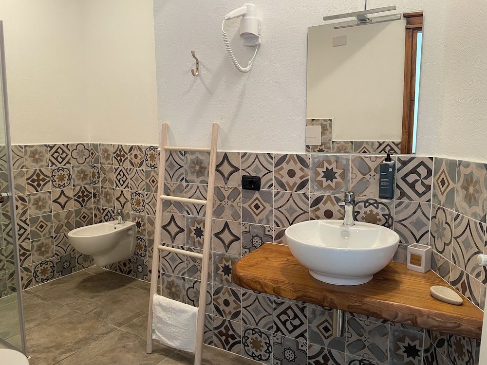 Comfort Double Room, 1 Queen Bed, Roll-in Shower, Partial Sea View