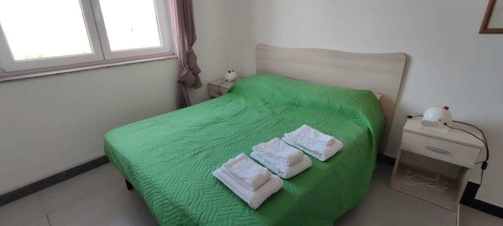 Standard Room, 1 Queen Bed, Non Smoking, Garden View