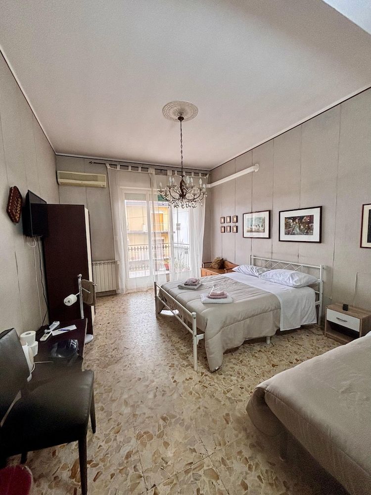 Room in B&B - Lg Giarre Apartment in Italy Shared Dormitory, 1 Bedroom, Accessible, Smoking 8