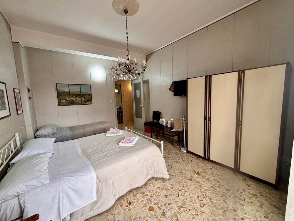 Room in B&B - Lg Giarre Apartment in Italy Shared Dormitory, 1 Bedroom, Accessible, Smoking 2