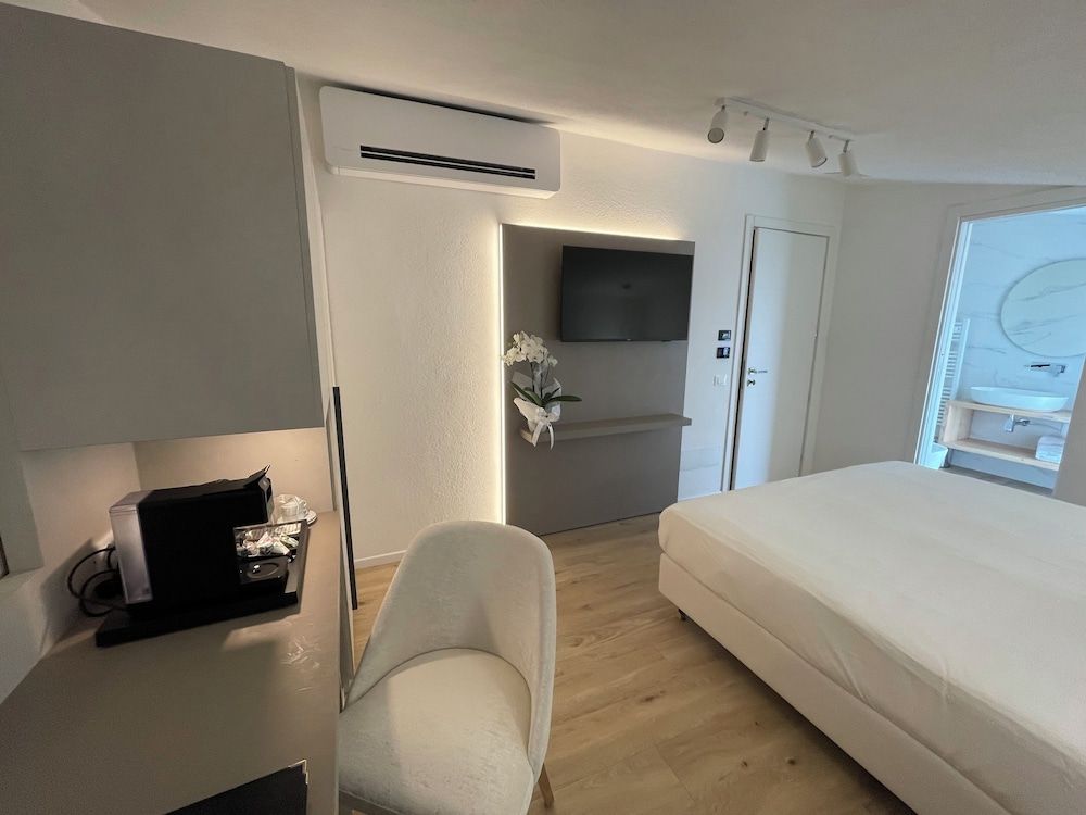 Chic & Charme Luxury Rooms Economy Double or Twin Room, Private Bathroom, Hill View 3