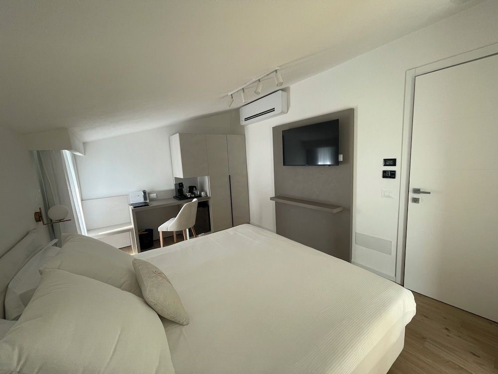 Chic & Charme Luxury Rooms Economy Double or Twin Room, Private Bathroom, Hill View 2