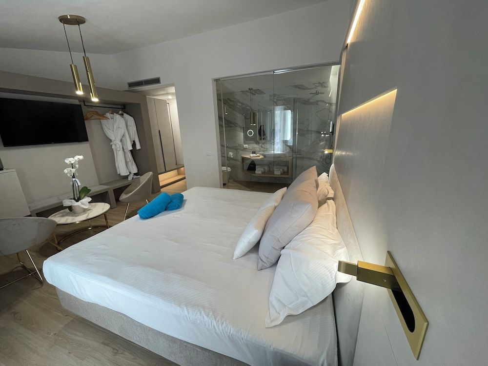 Chic & Charme Luxury Rooms Luxury Room, 1 King Bed, Private Pool 2