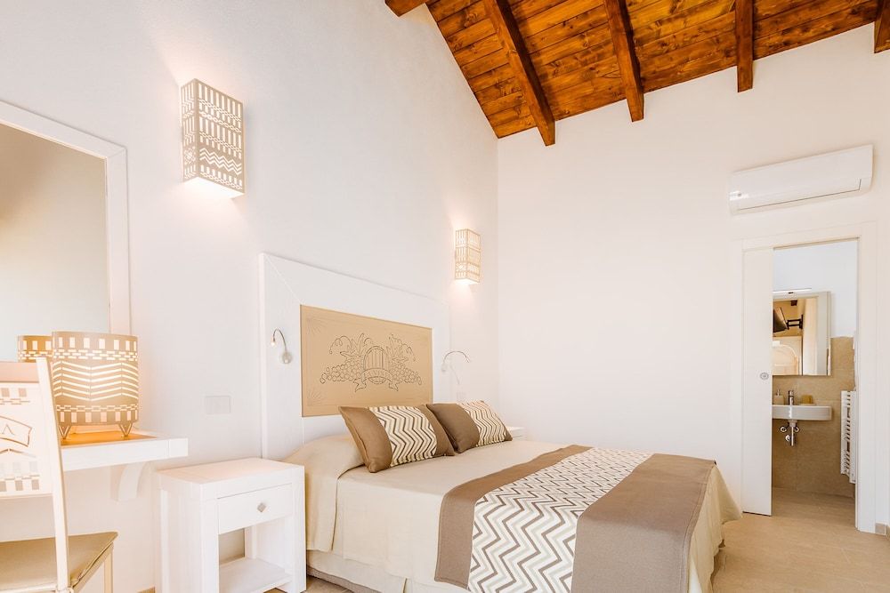Comfort Room, 1 King Bed, Non Smoking, Courtyard View