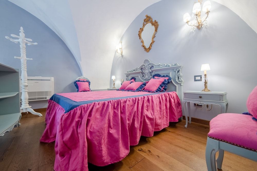 The Crown Palace Traditional Suite 2