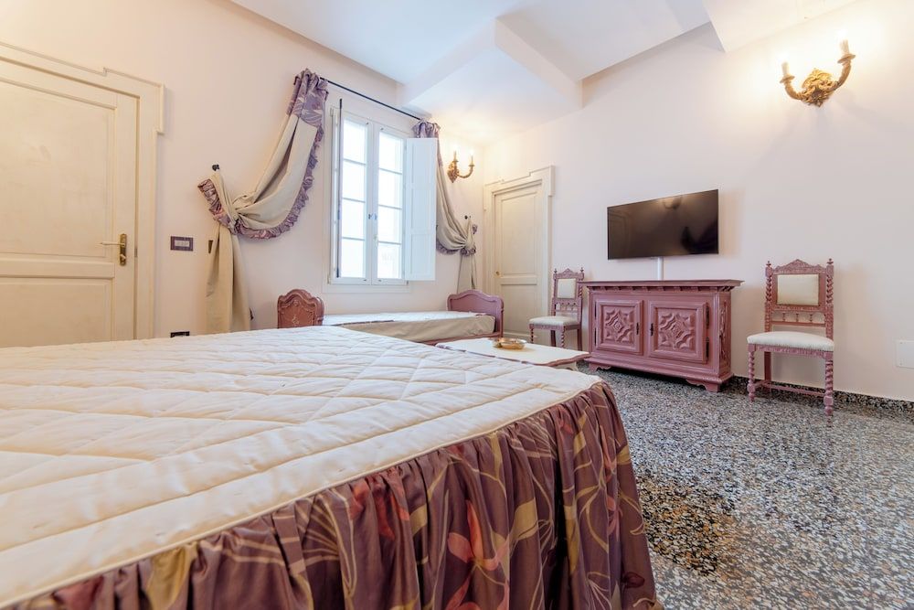 The Crown Palace Junior Room 3