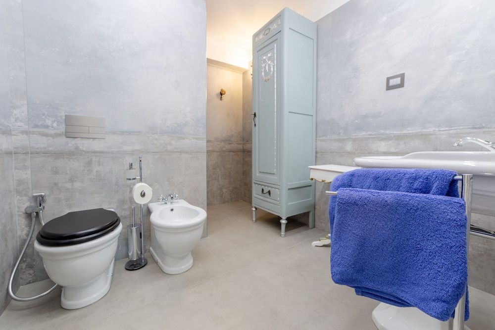 The Crown Palace Traditional Suite 3