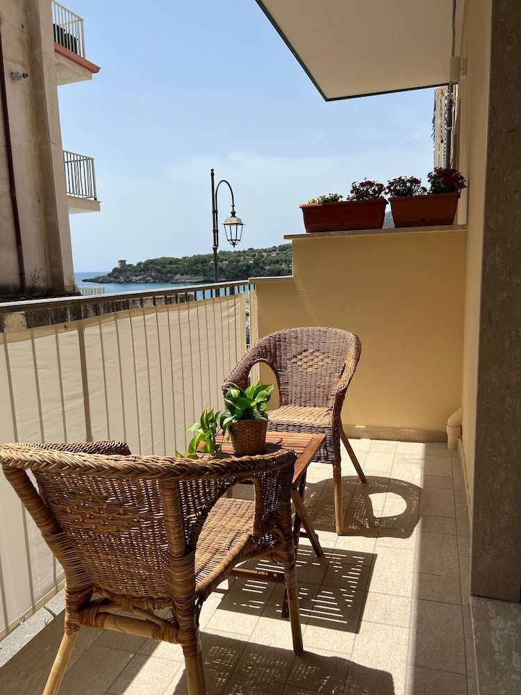 B&B Fronte Mare Panoramic Room, Balcony, Partial Sea View 4